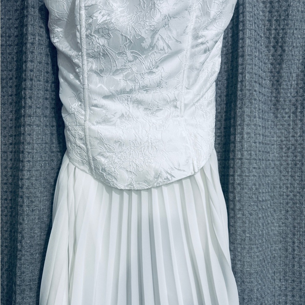 White Textured Lace Bodice Pleated Skirt Dress